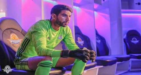 رسميًا.. بيراميدز يعلن تمديد عقد شريف إكرامي لمدة موسمين